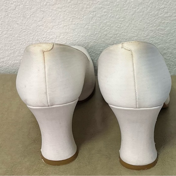 An 8.5B used pair of Hype Made in Spain Square Toe Block Heel White Leather Pump - Picture 4 of 16